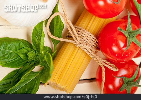 
                Basilikum, Tomaten, Pasta, Italienische Küche, Kochzutaten                   