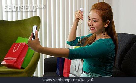
                Frau, Konsum, Kaufsucht, Selfie                   