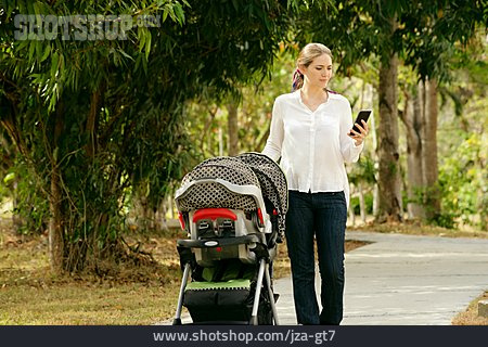 
                Mutter, Spaziergang, Kinderwagen                   