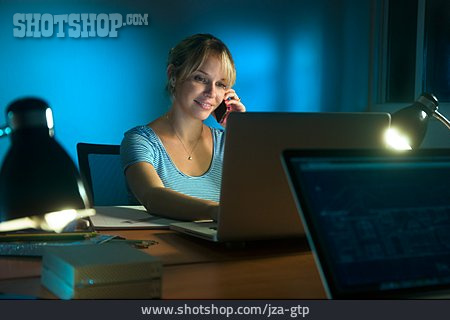 
                Geschäftsfrau, Telefonieren, Nachtschicht                   
