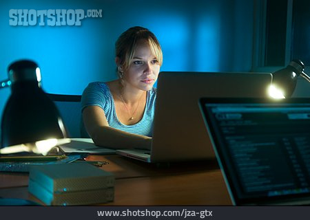 
                Frau, Nachtarbeit, Laptop, überstunden                   