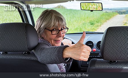 
                Seniorin, Autofahrerin, Fahrtauglichkeit                   