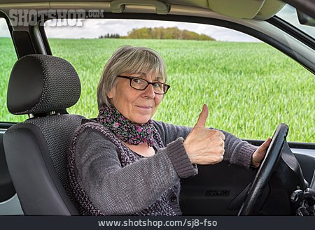 
                Seniorin, Autofahrerin, Fahrtauglichkeit                   
