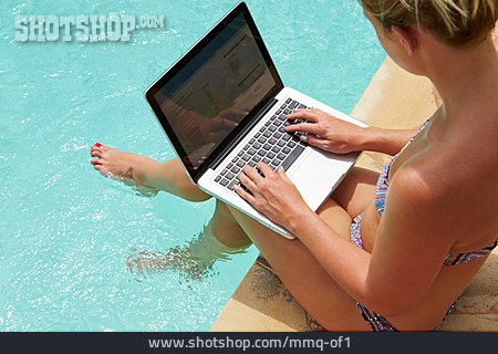
                Junge Frau, Laptop, Surfen, Swimmingpool                   