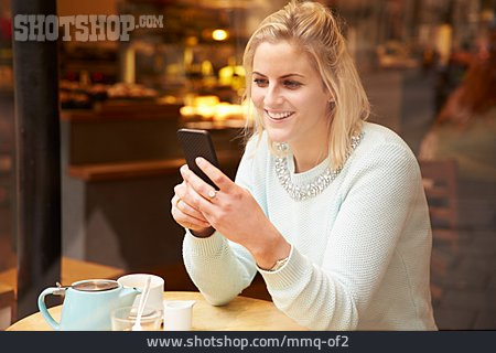 
                Junge Frau, Mobile Kommunikation, Sms, Smartphone                   
