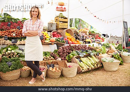 
                Marktstand, Marktfrau, Gemüsemarkt                   