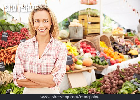 
                Frau, Marktstand, Gemüsemarkt                   