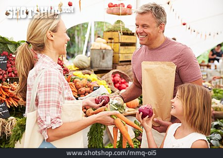 
                Einkaufen, Kundin, Gemüsemarkt, Gemüsehändler                   