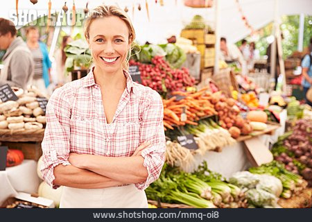
                Marktfrau, Verkäuferin, Gemüsemarkt, Gemüsehändlerin                   