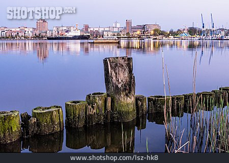 
                Rostock, Holzpfähle, Stadthafen                   