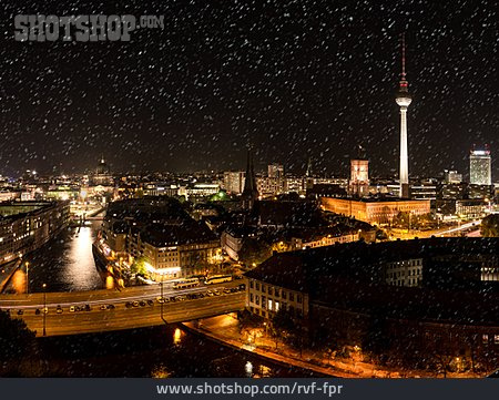 
                Nacht, Berlin, Schneefall                   