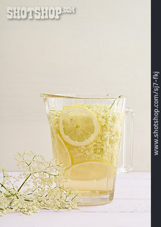 
                Zitronenscheiben, Limonade, Sommergetränk, Holunderblütensirup                   
