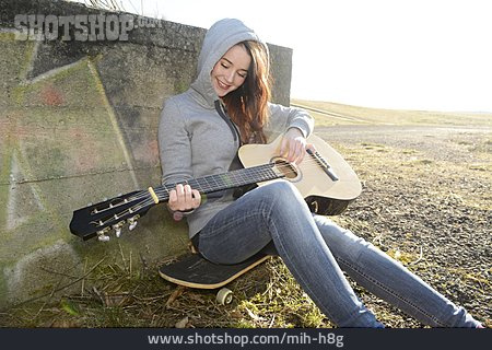 
                Mädchen, Jugendliche, Jugendkultur, Gitarre, Musizieren                   