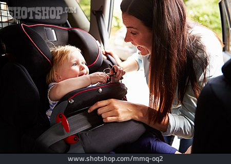 
                Mutter, Verkehrssicherheit, Kindersitz                   