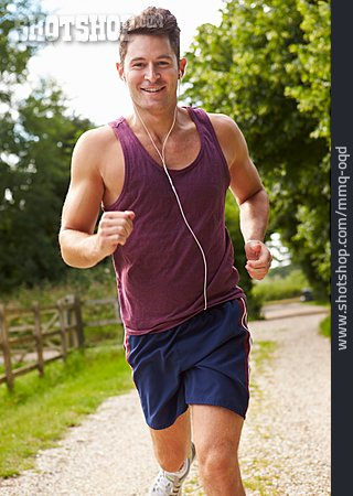 
                Junger Mann, Sport & Fitness, Laufen, Joggen                   