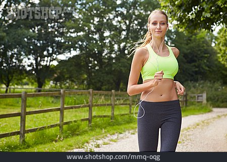 
                Junge Frau, Sport & Fitness, Joggen, Joggerin                   