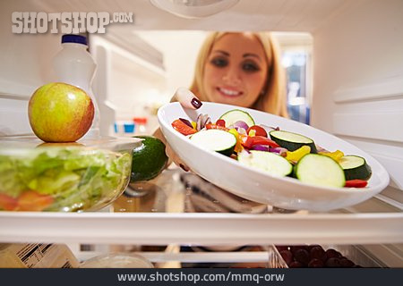 
                Junge Frau, Gesunde Ernährung, Salat, Kühlschrank                   