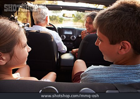 
                Autofahren, Ausflug, Großeltern, Familienausflug, Enkelkinder                   