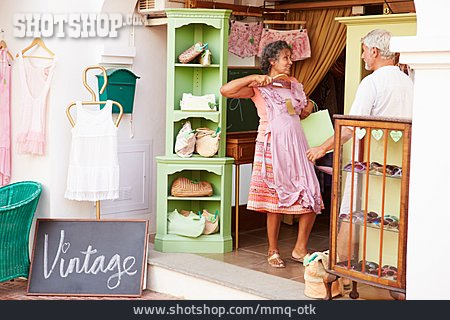 
                Einkaufen, Kleid, Boutique, Vintage, Seniorenpaar                   