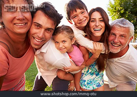 
                Lachen, Zusammenhalt, Familienportrait                   