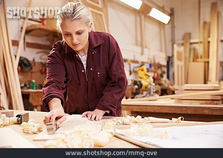 
                Ausbildung, Holzverarbeitung, Hobeln, Tischlerin                   