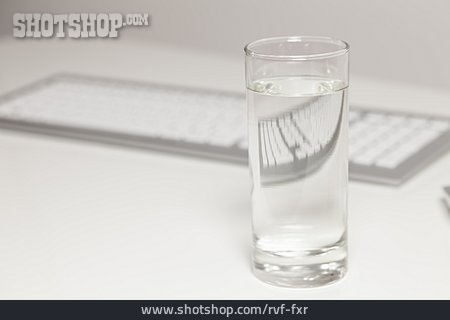 
                Wasserglas, Arbeitsplatz                   