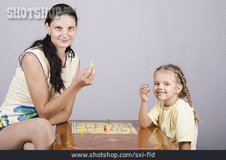 
                Mutter, Spielfiguren, Tochter, Brettspiel                   