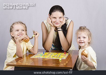 
                Mutter, Spielen, Tochter, Brettspiel                   