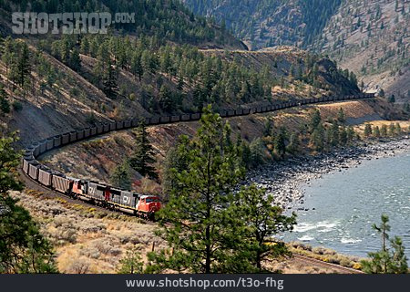 
                Eisenbahn, Kanada, Rocky Mountains, Fraser River                   