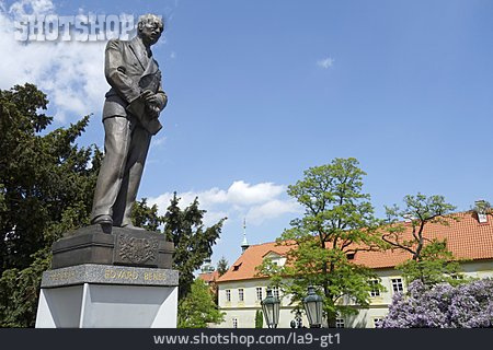 
                Statue, Prag, Edvard Benes                   