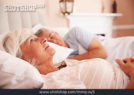 
                Seniorin, Schlafzimmer, Schlaflosigkeit                   