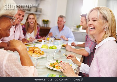 
                Abendessen, Esstisch, Familientreffen                   
