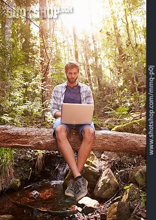 
                Junger Mann, Mobile Kommunikation, Natur, Laptop                   