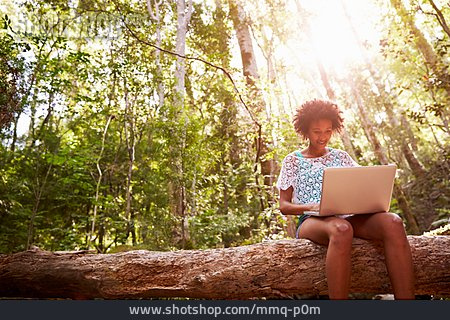 
                Junge Frau, Mobile Kommunikation, Natur, Laptop                   