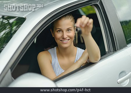 
                Junge Frau, Autoschlüssel, Führerschein, Autofahrerin                   