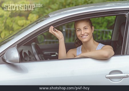 
                Autoschlüssel, Führerschein, Autofahrerin, Fahranfänger                   