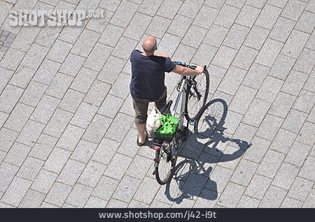
                Städtisches Leben, Fahrrad, Passant                   