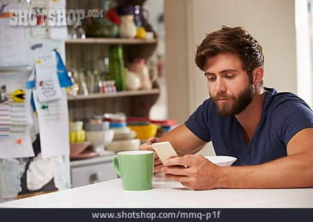 
                Junger Mann, Mobile Kommunikation, Frühstück, Smartphone                   
