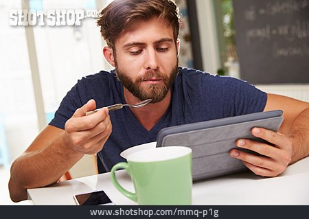 
                Junger Mann, Frühstück, Internet, Tablet-pc                   