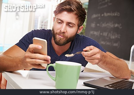 
                Junger Mann, Mobile Kommunikation, Frühstück, Smartphone                   