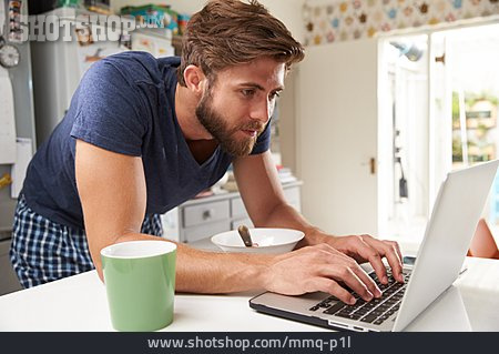 
                Junger Mann, Laptop, Internet                   