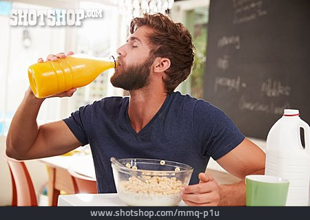 
                Junger Mann, Trinken, Orangensaft                   