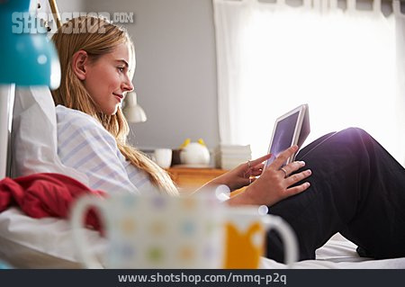 
                Junge Frau, Internet, Tablet-pc                   