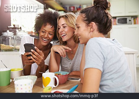 
                Frühstück, Freundinnen, Smartphone                   