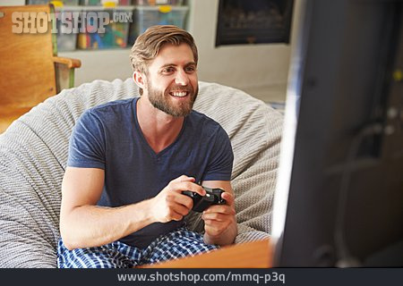 
                Junger Mann, Zocken, Computerspiel                   