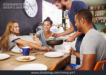 
                Freunde, Omelette, Frühstückstisch, Verteilen                   