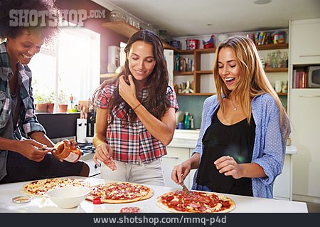 
                Kochen, Freundinnen, Pizza                   