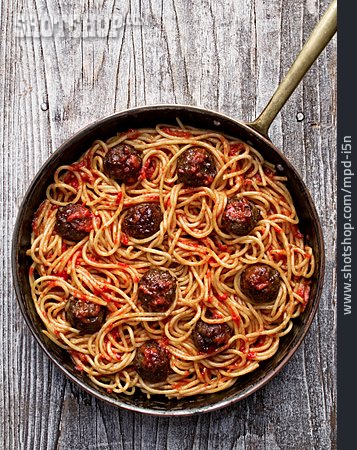 
                Spaghetti, Tomatensoße, Hackbällchen                   
