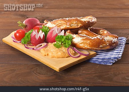 
                Brezel, Bayerische Küche, Obazda                   