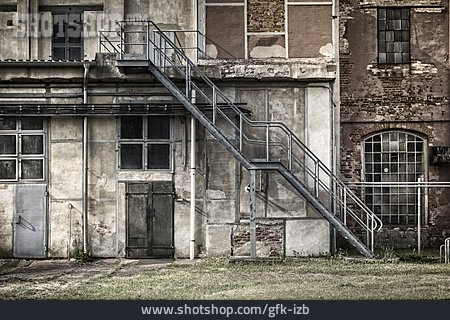 
                Ruine, Halle, Fabrik                   